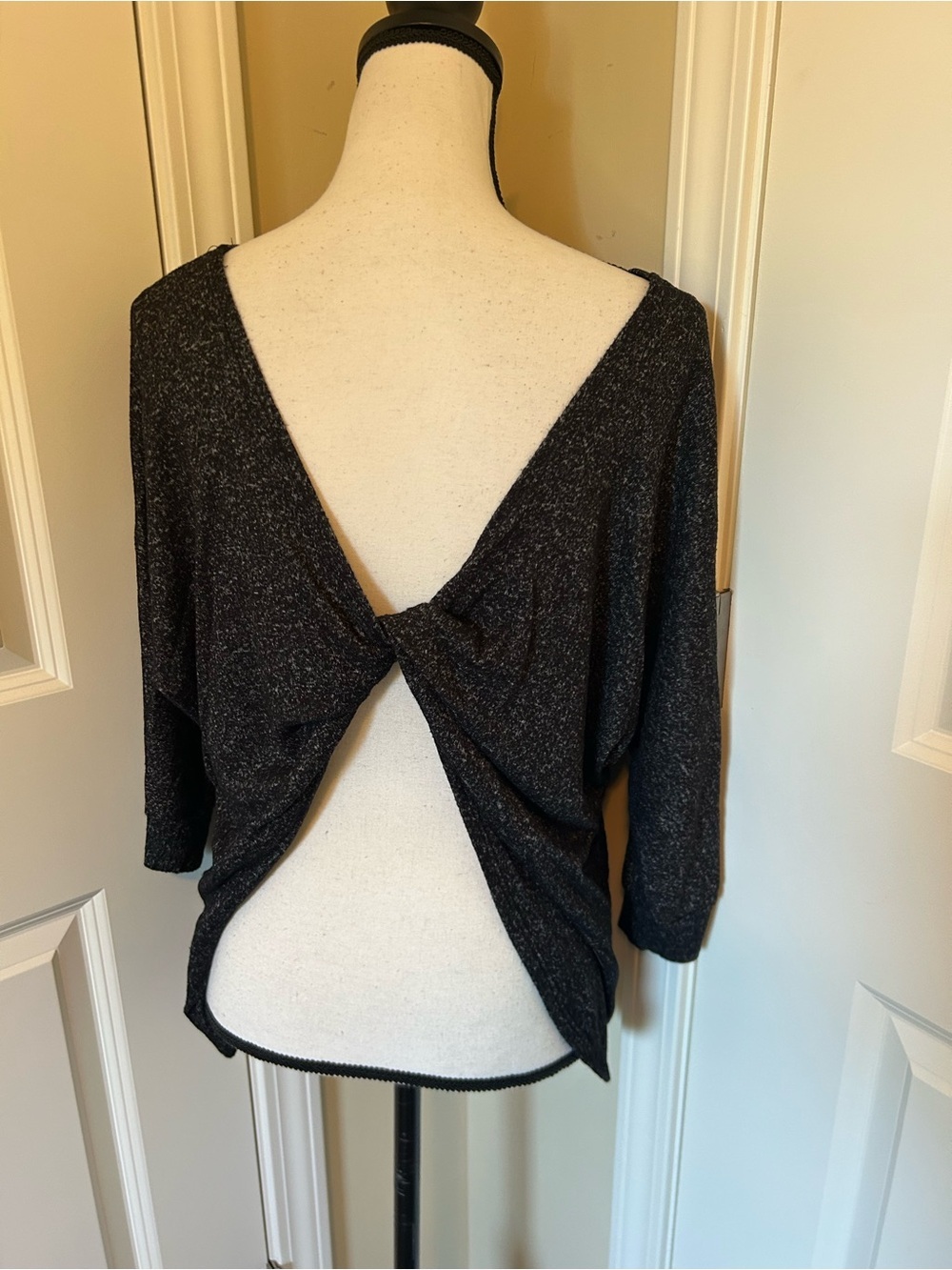 Daytrip Black Twist-Back V-Back Women’s long sleeve sweater Top